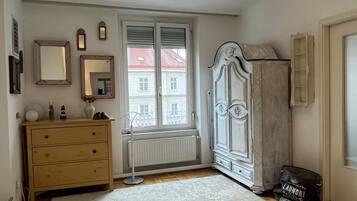 1 Schlafzimmer, BĂŒgeleisen/BĂŒgelbrett, Internetzugang, BettwĂ€sche