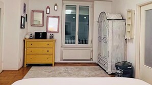 A bedroom with a bed, a dresser, a wardrobe, a window, and a ceiling light. - 120sqm Downtown luxury flat big S-side balcony (Wien)