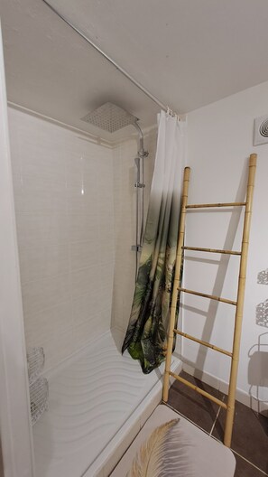Shower, hair dryer, soap, toilet paper - Gite, le Cocon de Puypezac between nature and town. Pets welcome (Bergerac)