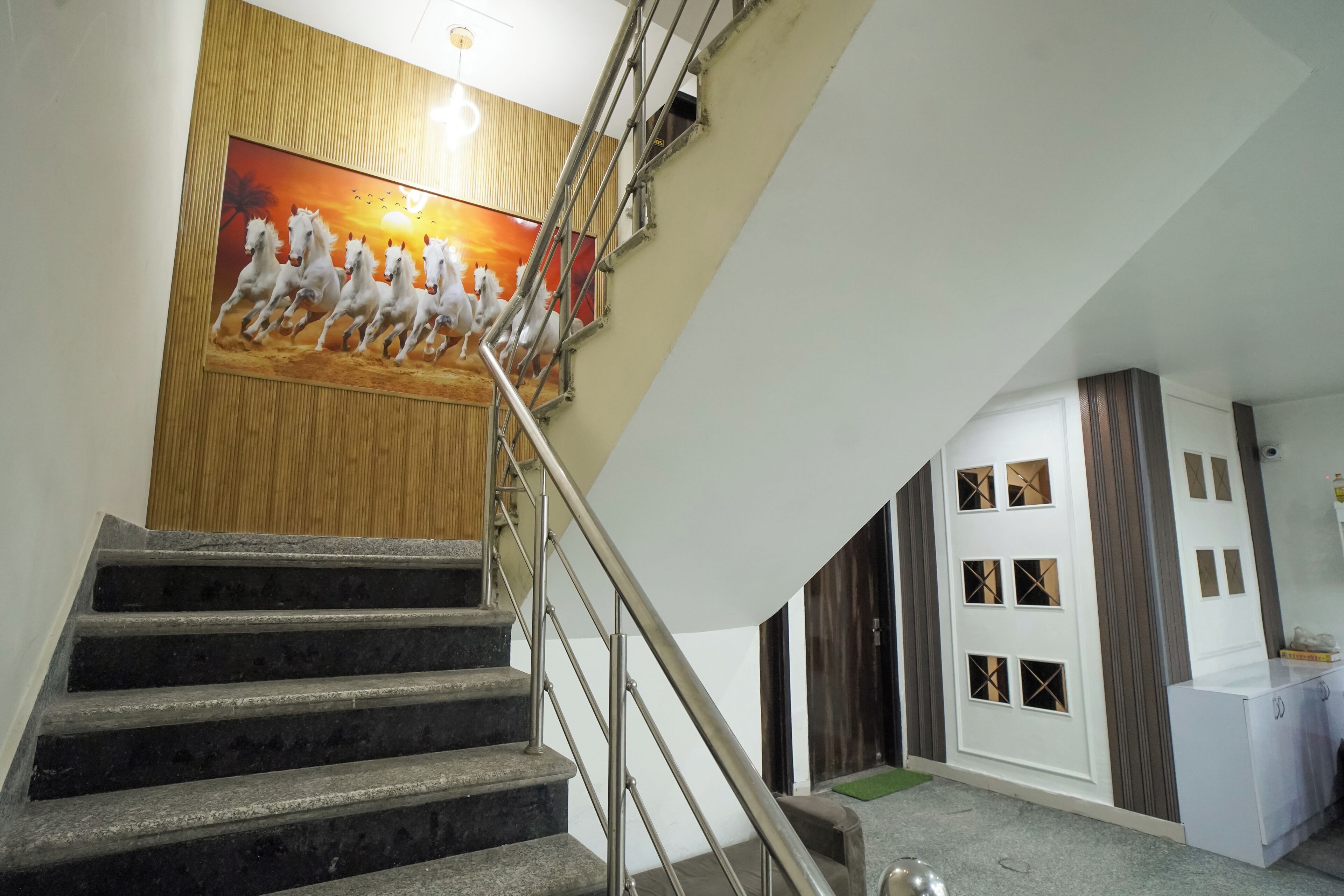 Una escalera con barandilla de metal que lleva a una plataforma.