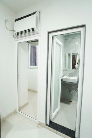 ห้องดีลักซ์, ระเบียง | ห้องน้ำ