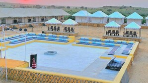 A desert resort with multiple tents and lounge areas. - Desert Cactus Resort Jasialmer (Sam)