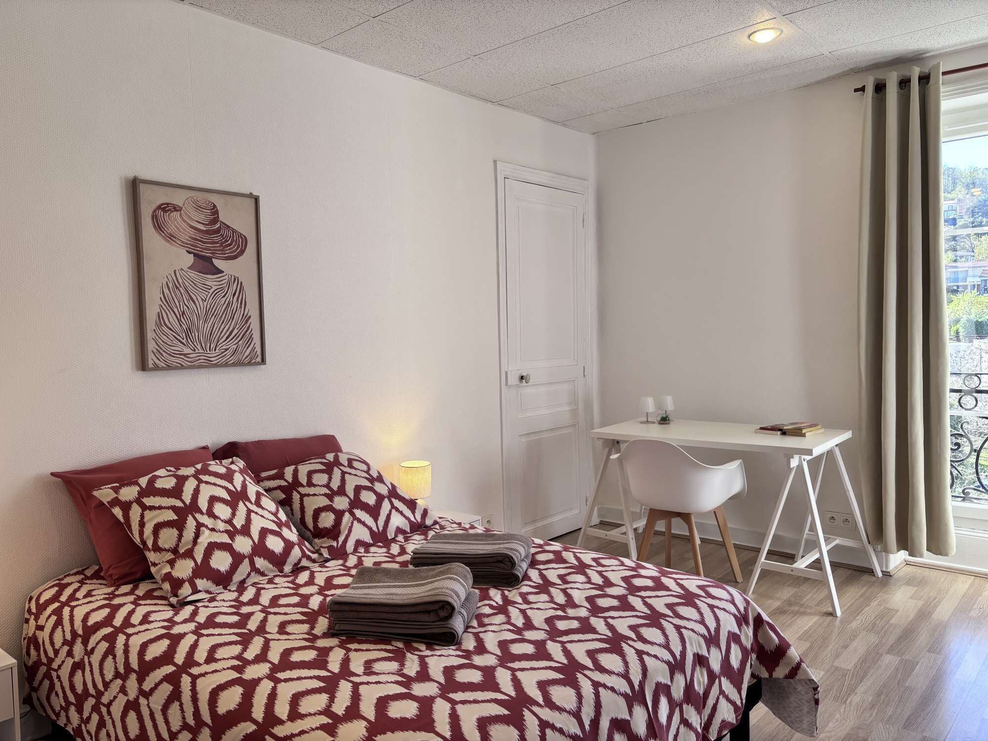Desk, iron/ironing board, WiFi, bed sheets