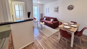 A modern apartment with a kitchen, dining area, and living room. - Adria - 1 bedroom - Near the Thermal Park (Châtel-Guyon)