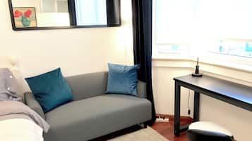 Comfort Studio, City View | Living area