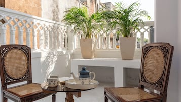 Luxury-Villa, Balkon, Blick auf den Innenhof | Speisen im Freien