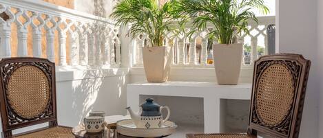 Villa de lujo, balcón, vista al patio | Restaurante al aire libre