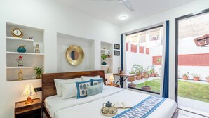 Vila Mewah, balkon, pemandangan halaman | Setrika/meja setrika dan Wi-Fi gratis
