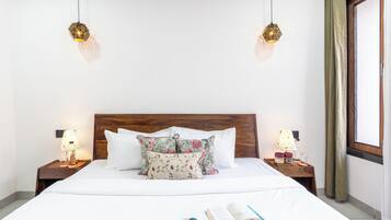 Luxury-Villa, Balkon, Blick auf den Innenhof | Bügeleisen/Bügelbrett, kostenloses WLAN