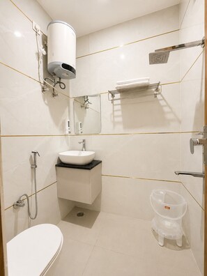 Familieværelse | Badeværelse | Gratis toiletartikler, håndklæder, Sæbe, Toiletpapir
