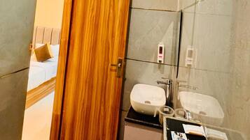 Habitación Deluxe | Baño | Artículos de higiene personal gratuitos, toallas y jabón