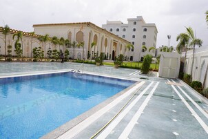 Una piscina cubierta