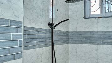 Luxury Double Room, City View | Bathroom