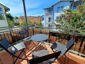 Outdoor dining - Central but quiet, balcony, free swimming pool and sauna - Villa Elisenhof Elli 5 (Göhren (Ostseebad))