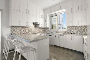 Microondas, horno, placa de cocina y lavavajillas