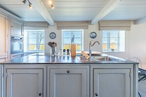 Fridge, microwave, oven, stovetop - Lock keeper LUV: Holiday home with sauna, wood-burning stove & terrace for up to 6 guests (Neukirchen)