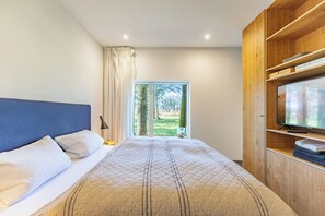 1 chambre, fer et planche à repasser, lit de bébé portatif