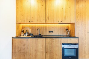 Réfrigérateur, four à micro-ondes, un four, surface de cuisson