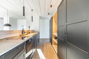 Réfrigérateur, four à micro-ondes, un four, surface de cuisson