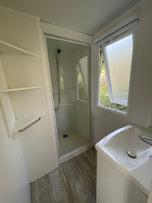 Hair dryer, towels, soap, toilet paper - Mobil-Home Cagnes-sur-Mer, Nice (Cagnes-sur-Mer)