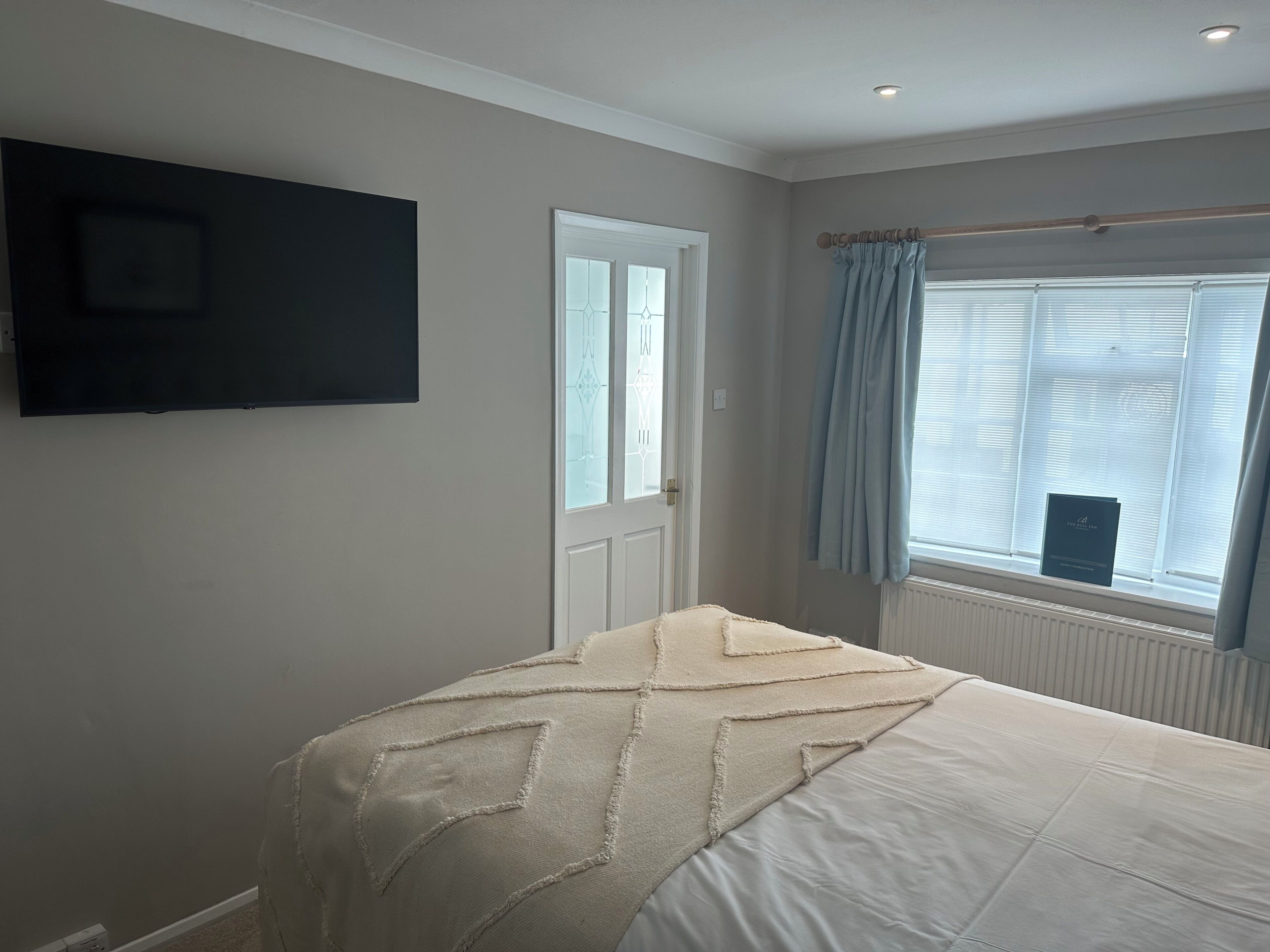 Habitación Confort doble, 1 cama de matrimonio grande, planta baja | Escritorio y espacio para trabajar con un portátil