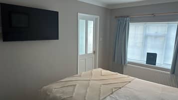 Habitación Confort doble, 1 cama de matrimonio grande, planta baja | Escritorio y espacio para trabajar con un portátil