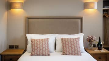 King Room | Desk, laptop workspace, iron/ironing board, free WiFi