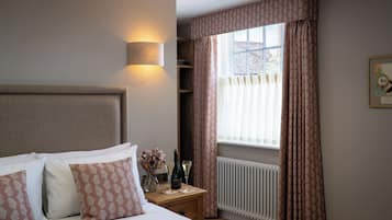 King Room | Desk, laptop workspace, iron/ironing board, free WiFi