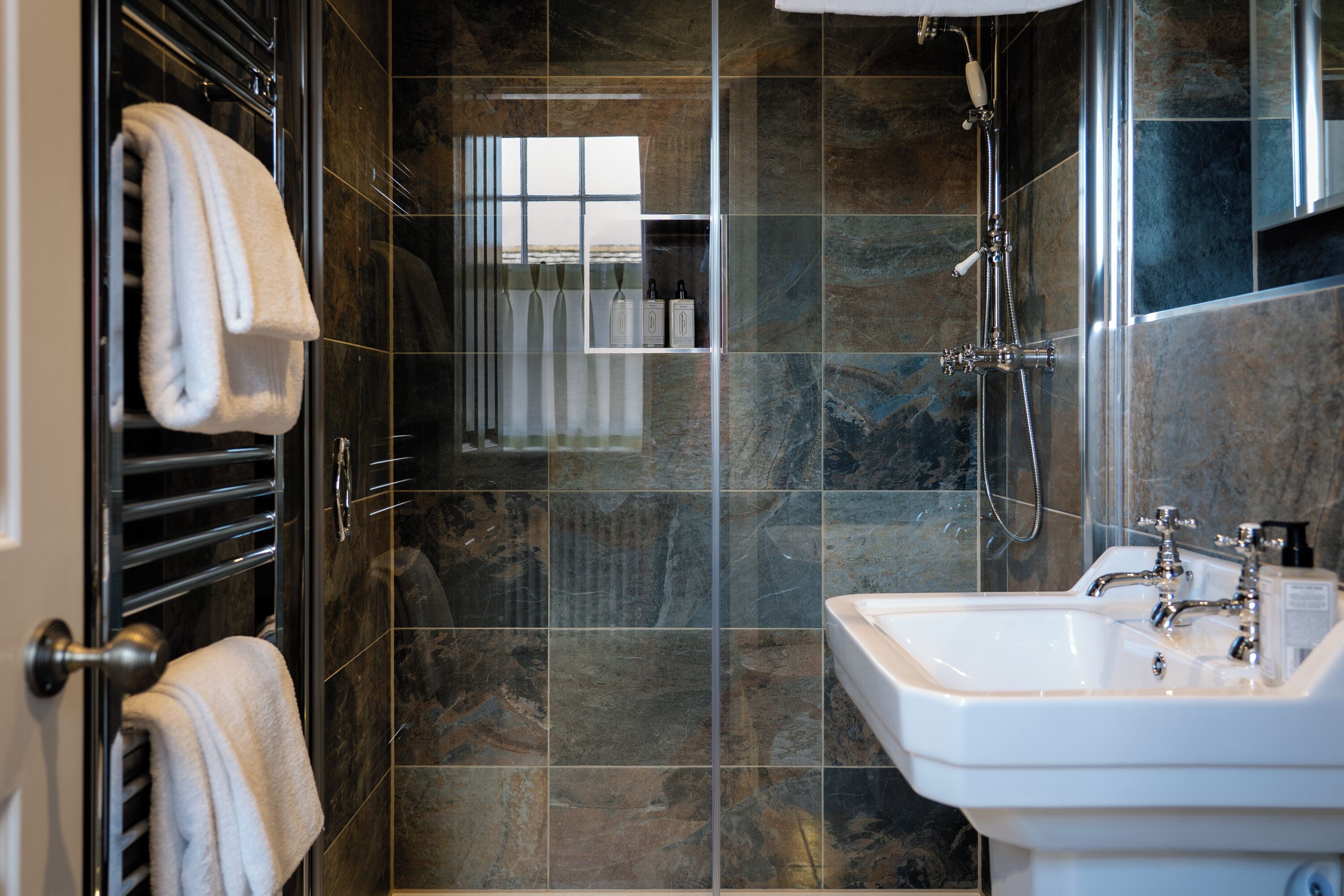 King Room | Bathroom | Separate bathtub and shower, free toiletries, hair dryer, towels