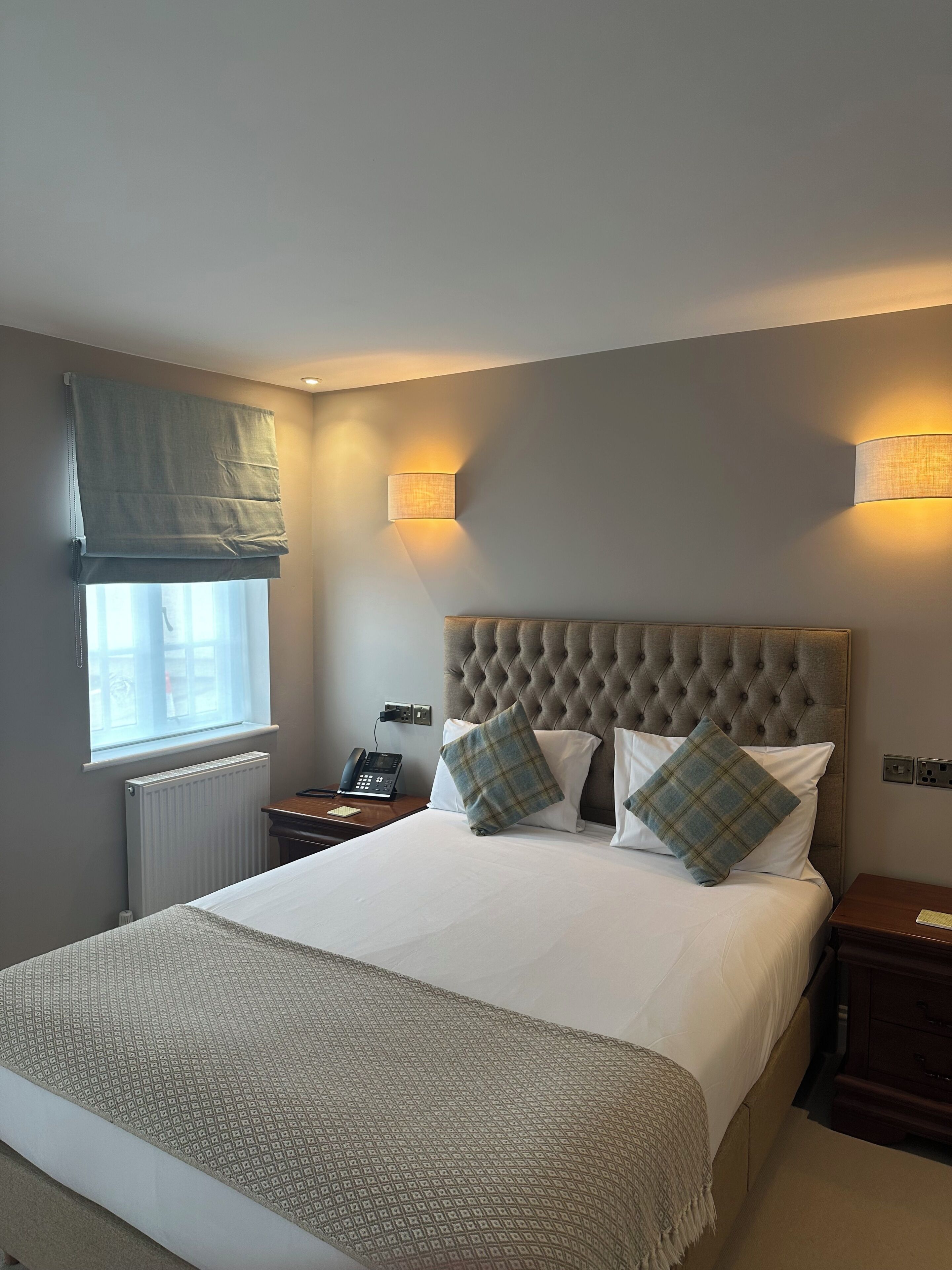 Kahden hengen comfort-huone, 1 suuri parisänky, pohjakerroksessa