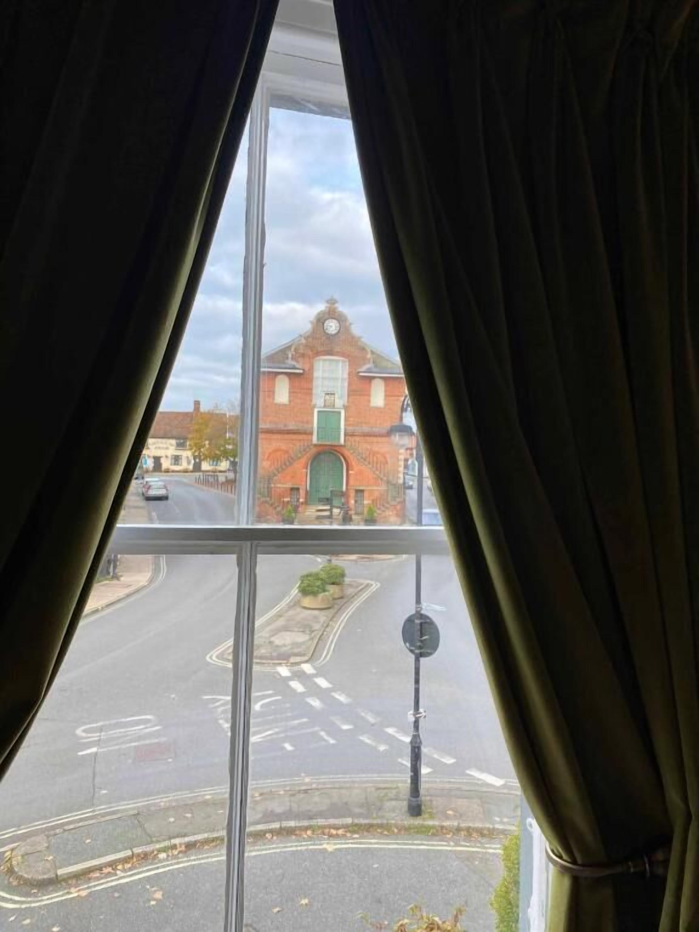 Deluxe Suite, City View | Interior