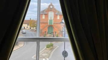 Deluxe Suite, City View | Interior