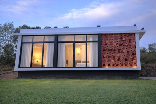 Leaf N Leisure- Deluxe 2 Bedroom Private Villa