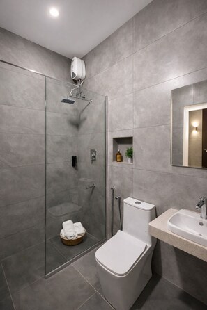Douche, bidet, serviettes fournies, savon