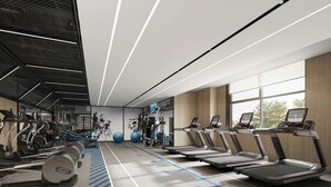 Een moderne sportschool met loopbanden, krachtapparaten en fitnessballen.