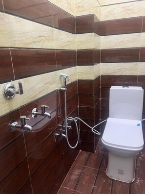 Deluxe Double Room | Bathroom - Hotel Vijaya Palace (Ayodhya)