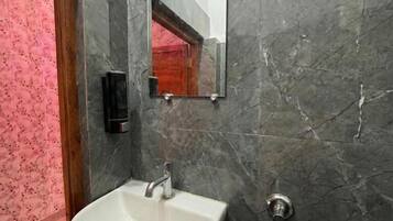 Habitación cuádruple Deluxe | Baño