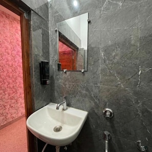 Deluxe Quadruple Room | Bathroom