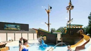 A water park with a pirate-themed play area, including a slide and water jets. - COTTAGE PARKS Terrasses du Lac - Mobile home 5 persons lake view (Pont-de-Salars)