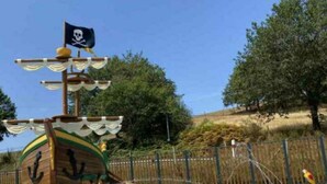 A pirate-themed water play area with a ship structure, a flag, and a barrel. - COTTAGE PARKS Terrasses du Lac - Mobile home 5 persons lake view (Pont-de-Salars)
