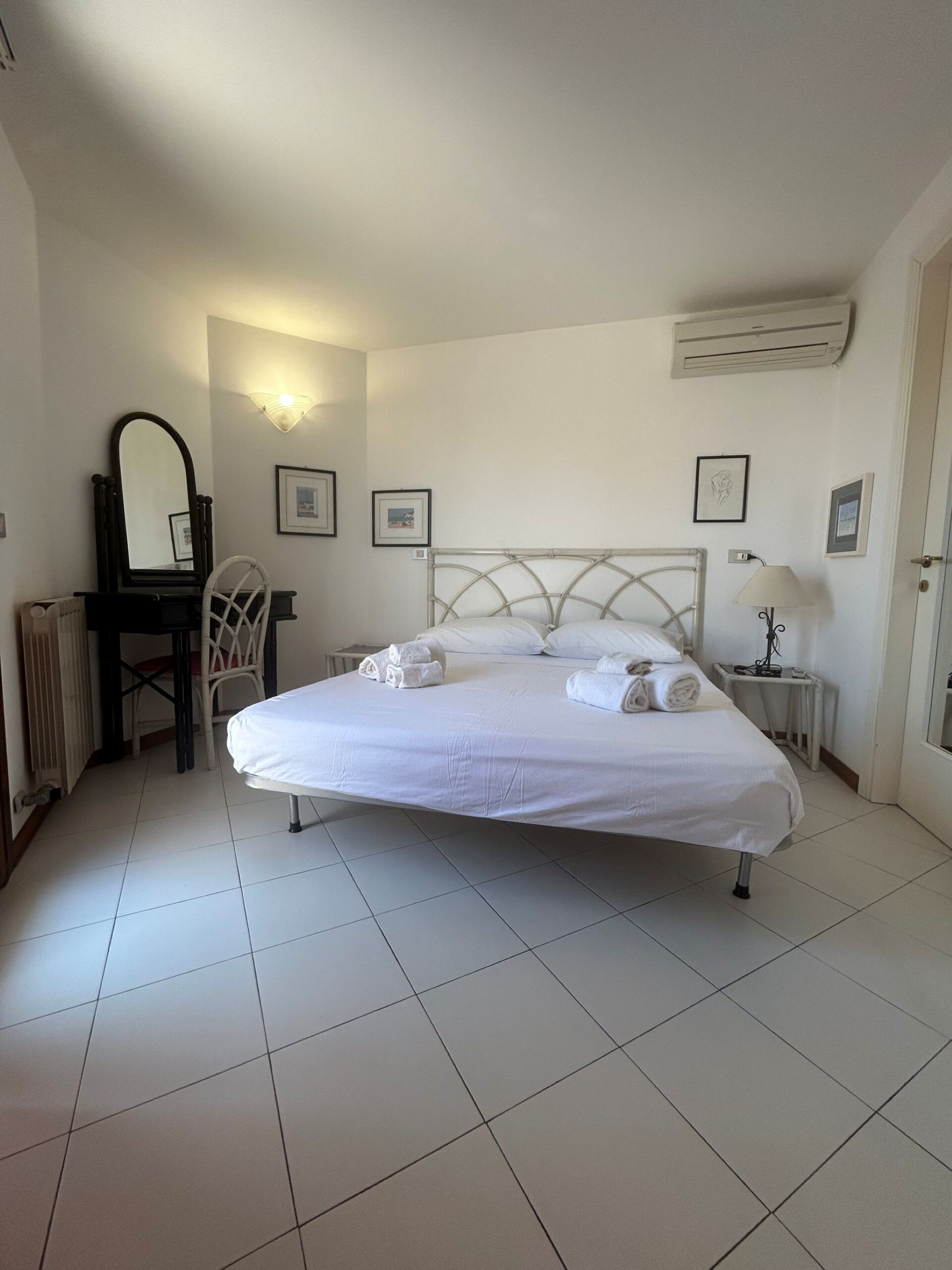 4 bedrooms, iron/ironing board, bed sheets