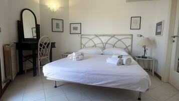 4 bedrooms, iron/ironing board, bed sheets
