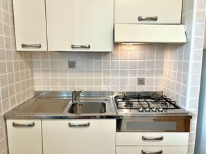 Fridge, microwave, stovetop, coffee/tea maker - Familiar apartment close to the beach (Lignano Sabbiadoro)