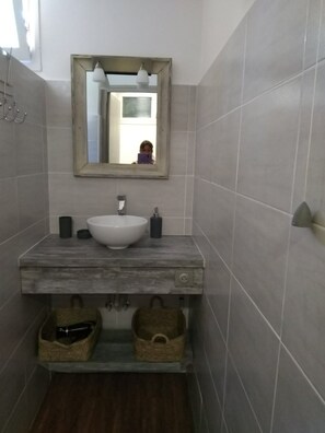 Bathroom - Vrbo Property (Barjols)