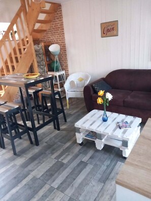 Living area - PLEASANT TOWN HOUSE WITH FIREPLACE AND GARDEN, 2 MINUTES FROM THE BEACH (La Rivière-Saint-Sauveur)