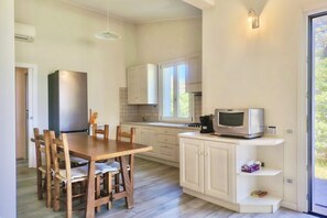 Private kitchen - Villa I Gerani, Sleeps 8, SEA VIEW (Costarei - Muravera)