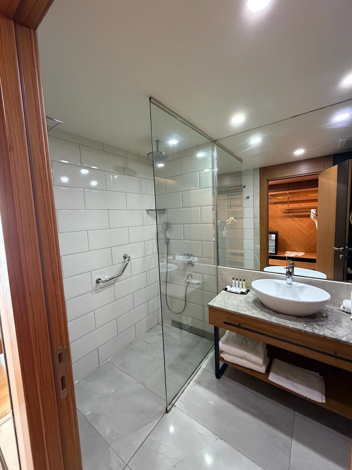 Comfort-Zweibettzimmer, Stadtblick | Badezimmer | Dusche, kostenlose Toilettenartikel, Haartrockner, Bidet