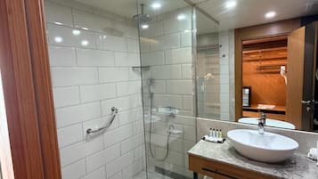 Comfort-Zweibettzimmer, Stadtblick | Badezimmer | Dusche, kostenlose Toilettenartikel, Haartrockner, Bidet
