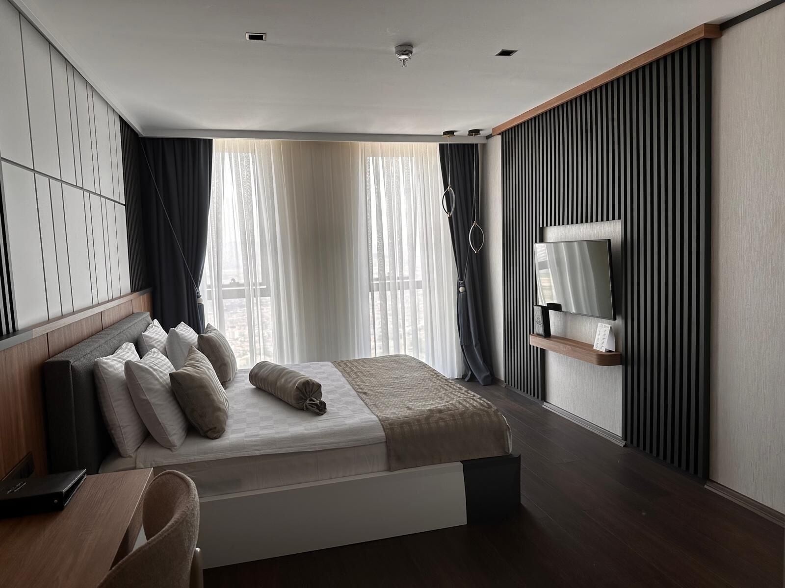 Deluxe-Suite, Stadtblick | Minibar, Zimmersafe, Schreibtisch, schallisolierte Zimmer