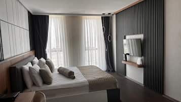 Deluxe-Suite, Stadtblick | Minibar, Zimmersafe, Schreibtisch, schallisolierte Zimmer